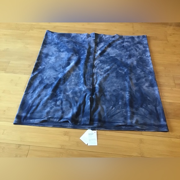 NWT Lululemon Customizable Snap Scarf
Diamond Dye Lunar Rock True Navy - Picture 4 of 5